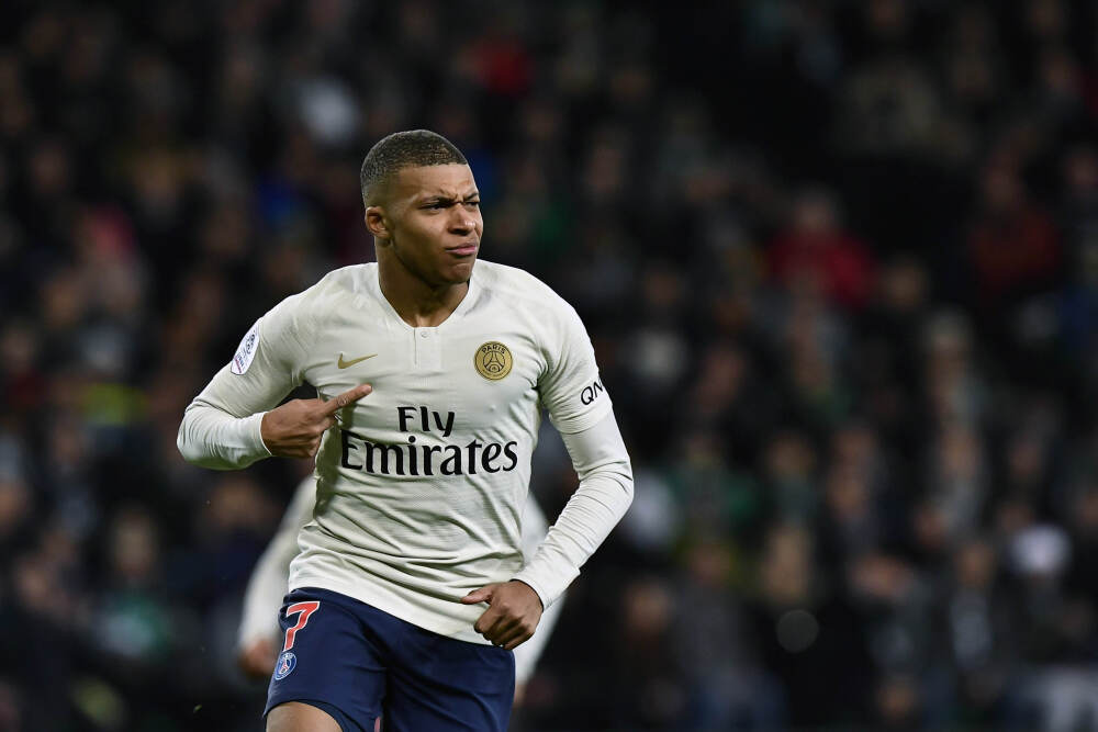 墨镜一戴帽子反戴！老詹上班路上听着歌嗨了 摇头晃脑神情愉悦